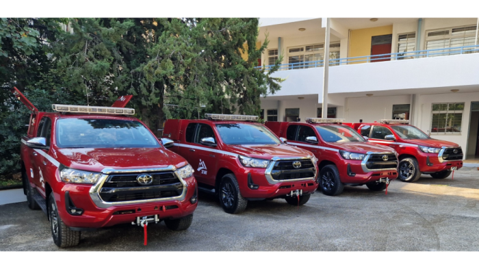 Ο Όμιλος Επιχειρήσεων Σαρακάκη παρέδωσε στον ΣΠΑΥ 15 πυροσβεστικά Toyota Hilux 